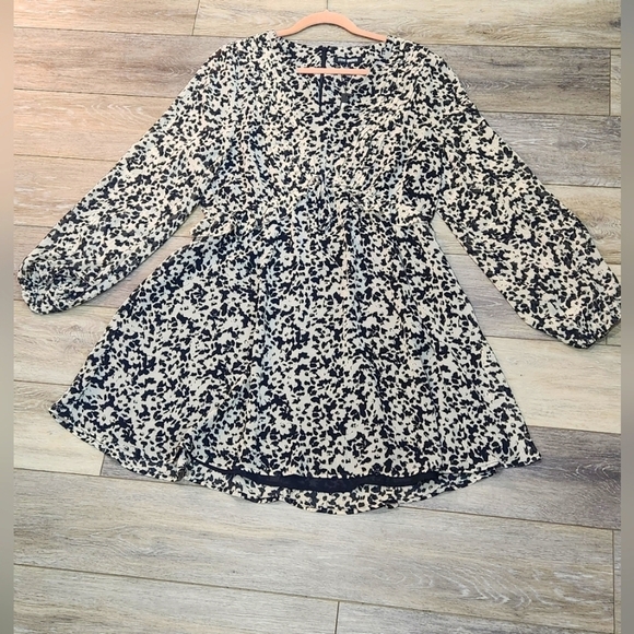 Steve Madden Dresses & Skirts - Steve Madden Rami Cream And Black Long Sleeve Chiffon Ruffle Vneck Mini Dress L